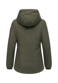 Olivgrön vadderad jacka med huva, elastiska ärmslut och en slät textur. Har varumärke på baksidan. Enkel, funktionell design.