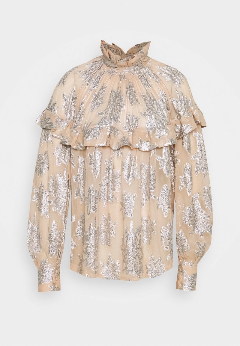 Blouse beige à manches longues avec col haut à volants, motif floral argenté et détail à volants sur la poitrine et le haut des bras.