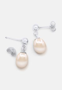 Parel drop oorbellen met een gladde, ovale, off-white parel die aan een zilveren post en vlinderoorbel hangt.