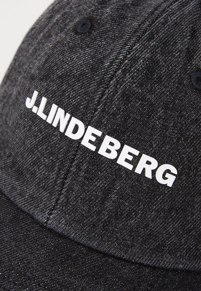 Căciulă de baseball din denim negru, cu o bordură curbă, un material texturat și un logo mare alb "J.LINDEBERG" pe față.