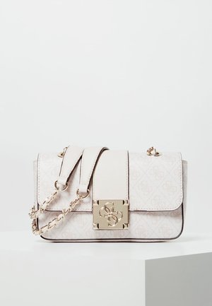 Sac à main en cuir blanc à motif, avec bandoulière chaîne dorée et fermoir doré présentant des lettres entrelacées sur le rabat avant.