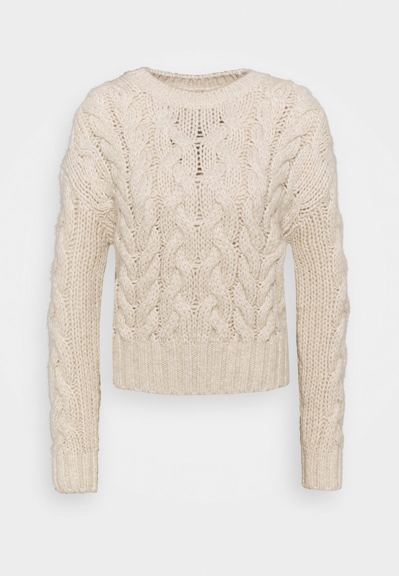 Pull en grosse maille de couleur crème avec motifs torsadés, manches longues et poignets et ourlet côtelés.