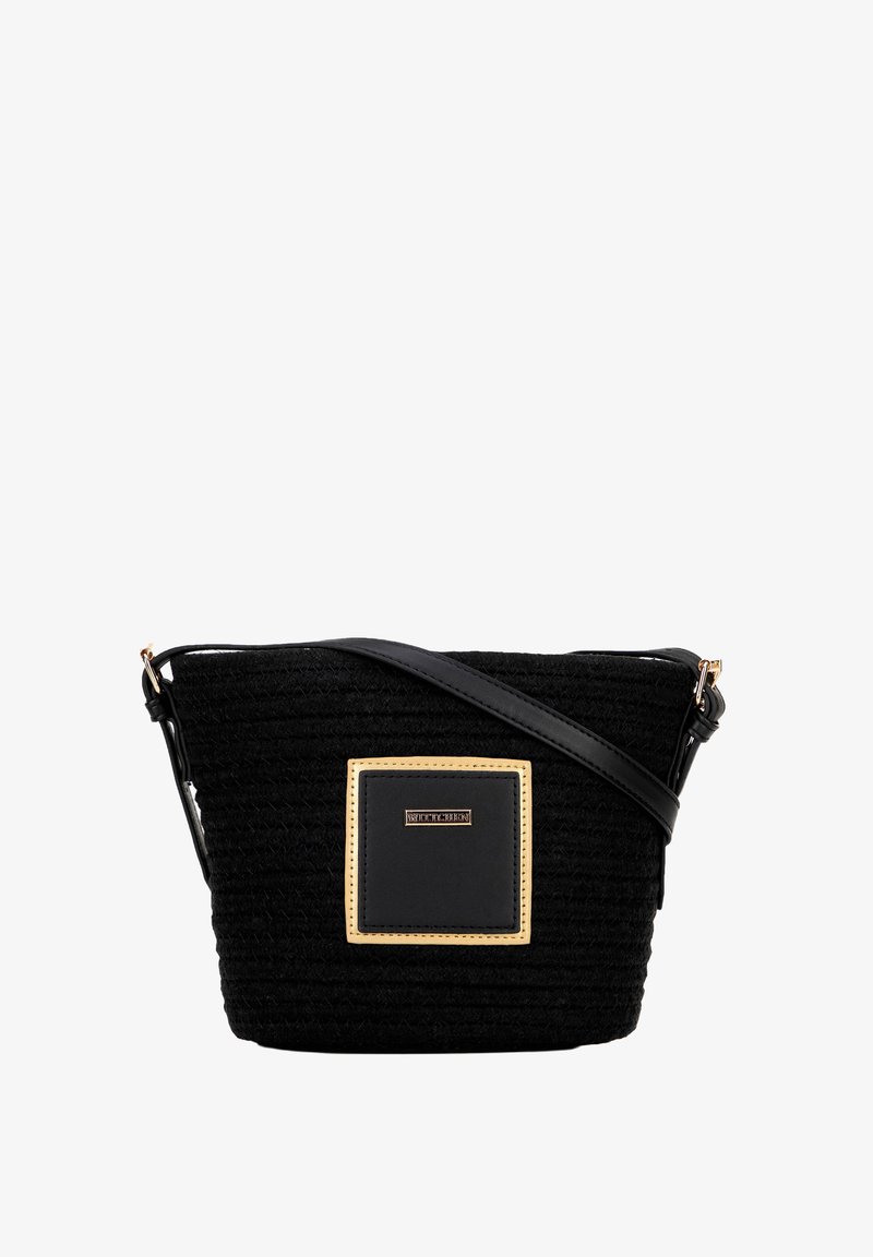 Borsa a secchiello nera in paglia con un pannello in pelle nera liscia, dettagli dorati e tracolla regolabile. La trama intrecciata aggiunge interesse visivo.