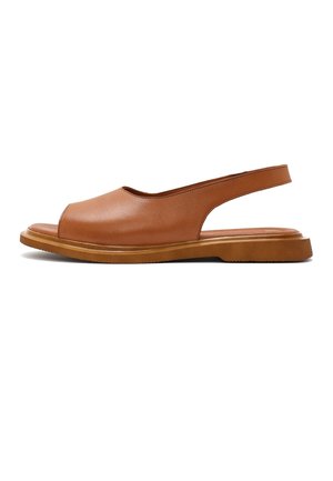 Sandalo slingback aperto in pelle marrone con suola piatta e cuciture minime, mostrato di lato su sfondo bianco.