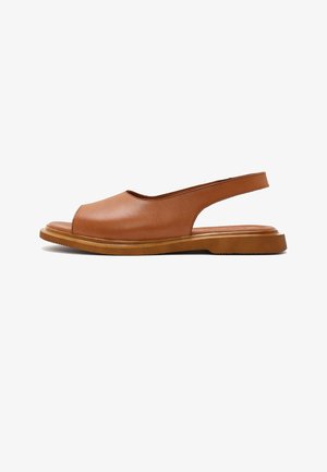 Sandalia de cuero marrón con tiras traseras abiertas y puntera descubierta, suela plana y costuras mínimas, vista lateral sobre fondo blanco.