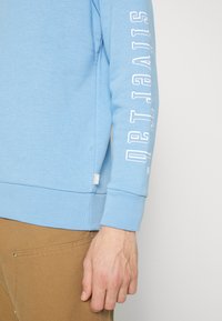 Levi's® STANDARD FIT GRAPHIC CREWNECK SWEATSHIRT - Sudadera - silvertab/silver lake blue