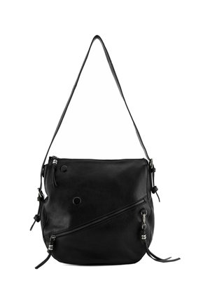 Borsa a spalla in pelle nera con una texture morbida, dotata di una tasca con zip asimmetrica e una tracolla regolabile. Design minimalista con dettagli in argento.