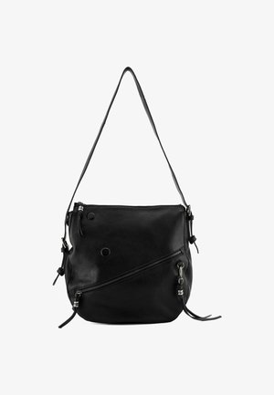Borsa a spalla in pelle nera con una texture morbida, dotata di una tasca con zip asimmetrica e una tracolla regolabile. Design minimalista con dettagli in argento.
