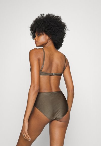 Conjunto de bikini castanho, de cintura alta, feito de tecido brilhante. Alças ajustáveis e um fecho nas costas. Textura suave com um design minimalista.