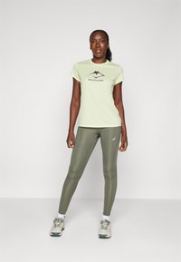 ASICS FUJITRAIL LOGO TOP - Tričko s potlačou - cool matcha