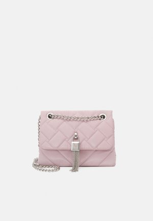 Sac à main matelassé rose avec une bandoulière chaîne, une quincaillerie argentée et un pompon décoratif. Il présente une fermeture à rabat et un détail de logo embossé.