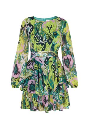 Rochie cu mânecă lungă în culori vibrante de verde și violet, cu motive florale abstracte, un corp ajustat și o fustă din volane suprapuse.
