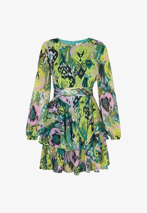 Langarm jurk in levendig groen en paars, met abstracte bloemenpatronen, een getailleerde buste en een gelaagde, gerimpelde rok.