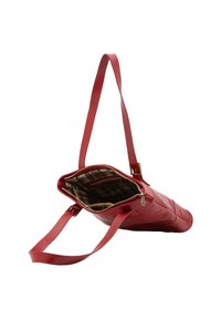 Rode leren handtas met een platte bodem, dubbele schouderbanden en een ritssluiting. Het interieur heeft een geruit patroon en een extra vak.