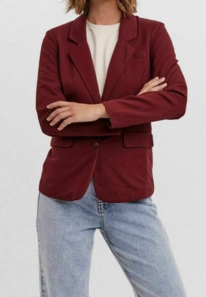 Bordeaux blazer gemaakt van zacht stof, met een gesneden kraag, twee voorzakken, een enkele knoopsluiting en gecombineerd met lichtgewicht jeans.