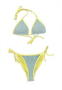 Set di bikini realizzato in un materiale blu chiaro scintillante con accenti gialli. Il top ha legacci regolabili; il fondo ha legacci laterali e un taglio minimale.