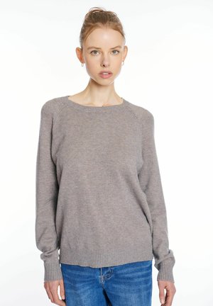 Grauer Strickpullover mit rundem Halsausschnitt, gerippten Bündchen und Saum. Hat eine lockere Passform und eine weiche Textur, kombiniert mit blauen Jeans.