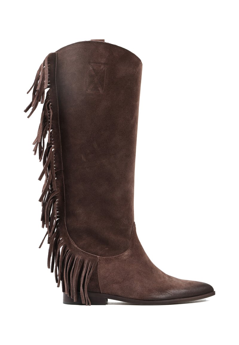 Brązowe zamszowe kozaki do kolan z bocznymi frędzlami i niskim obcasem, mające spiczasty czubek i wyszywaną prostokątną łatę blisko góry.