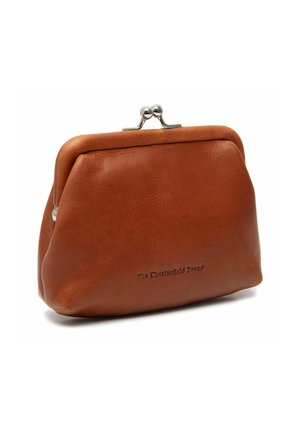 Braune Leder-Münztasche mit einer runden, weichen Form, metallischem Verschluss und geprägtem Branding auf der Vorderseite. Glatte Textur.