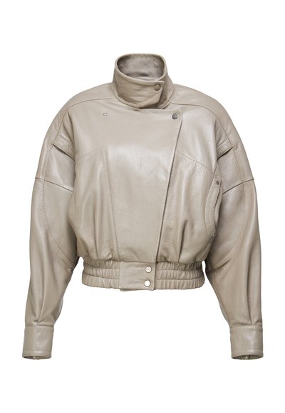 Veste en cuir beige courte avec col montant, fermeture asymétrique à boutons, et taille élastiquée.