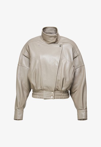 Veste en cuir beige courte avec col montant, fermeture asymétrique à boutons, et taille élastiquée.