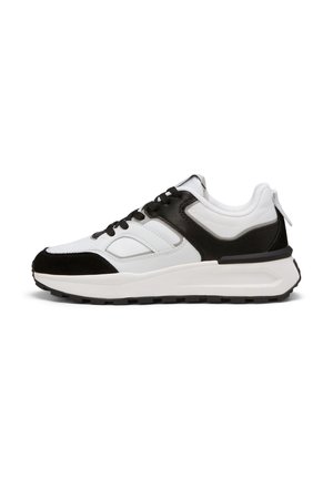 Biało-czarny niski sneaker z przodu na sznurówki, z wyściełaną podeszwą i teksturowaną gumową podeszwą zewnętrzną, pokazany z profilu.