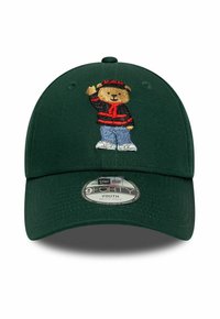Dunkelgrüner verstellbarer Jugend-Cap mit gesticktem Bären, der eine schwarz-rote Jacke, einen roten Schal, blaue Jeans, weiße Schuhe und eine schwarze Mütze trägt.