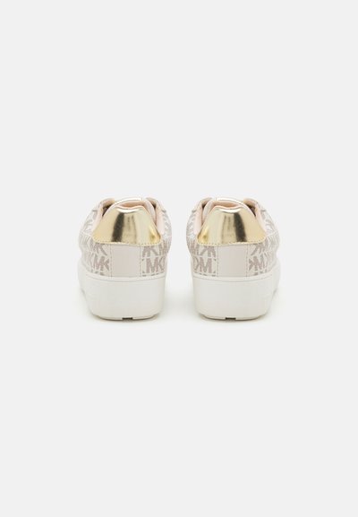 Vita sneakers med ett mönstrat design, som har en metallisk guldaccent vid hälen och en texturerad yta. Rundad form, platt sula.
