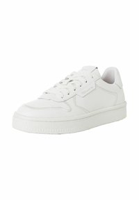 Vita sneaker med en slät läderöverdel, platta snörningar, rund tå och en texturerad gummisula med subtila sömdetaljer.