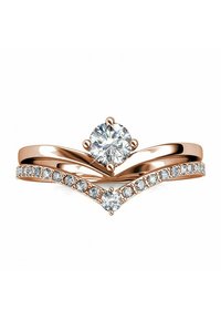 Roze gouden ringenset met een centrale ronde diamant, omgeven door kleinere diamanten langs een gedraaide band met een V-vormig ontwerp.