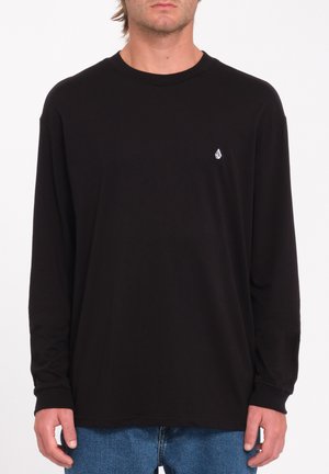 Sort langærmet t-shirt lavet af bomuld, med rund hals, afslappet pasform og et lille hvidt logo på venstre brystområde.