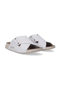 Witte leren sandalen met open teen ontwerp, voorzien van kruisbanden, zilveren metalen accenten en een gestructureerde beige rubberen zool.