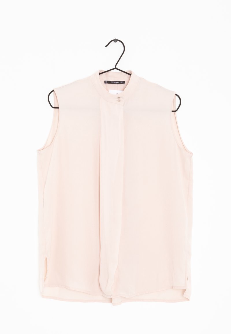 Beżowa bluzka bez rękawów z wysokim kołnierzem, centralnym fałdem i drobnymi guzikami przy kołnierzu. Miękka, gładka tkanina.