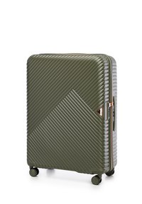 Valise rigide verte avec des rayures diagonales, quincaillerie en or rose, poignée latérale et quatre roues pour une maniabilité aisée.