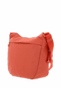 Sac d'épaule en tissu orange avec une surface texturée, fermeture supérieure zippée et sangle réglable. Design compact et rectangulaire.
