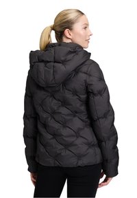 Czarna puchowa kurtka o fakturowanym, pikowanym wzorze, z kapturem i ściągaczami. Materiał wydaje się wodoodporny i ocieplony.