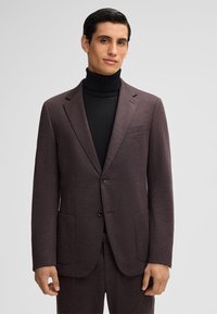 Giacca da uomo bordeaux scuro con finitura testurizzata, dotata di due tasche frontali, revers a punta e chiusura con un solo bottone.