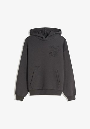 Grå hættetrøje lavet af blødt stof, med en stor lomme foran, lange ærmer og håndskrevet tekst trykt på forsiden.