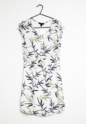 Vestido de manga corta hecho de una tela ligera, con un estampado floral que incluye hojas verdes y pequeñas flores rosas sobre un fondo blanco.