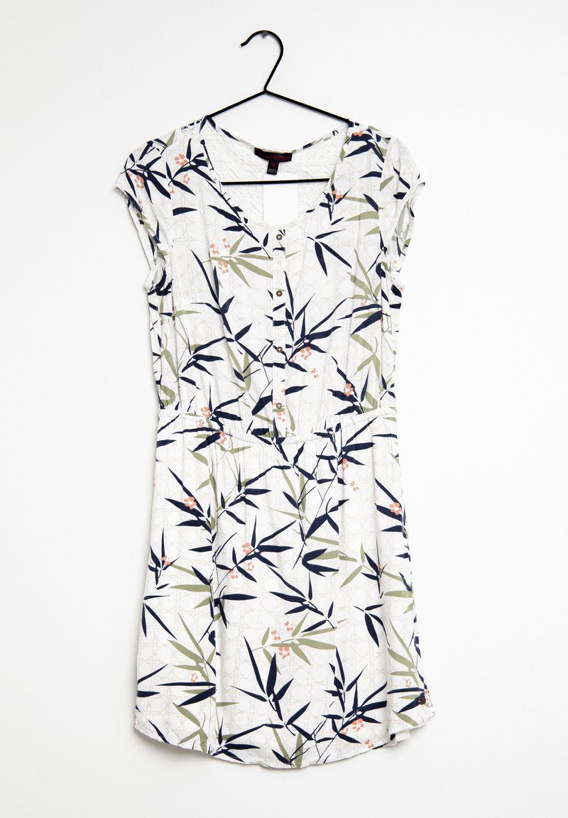 Šaty s krátkými rukávy vyrobené z lehkého materiálu, s květinovým vzorem zahrnujícím zelené listy a malé růžové květy na bílém pozadí.
