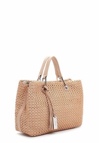 Borsa a mano beige intrecciata con manici in pelle, occhielli in metallo e un pon pon in pelle con un'etichetta metallica rettangolare attaccata al lato anteriore.
