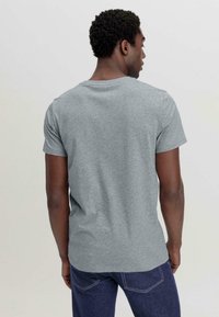 Grijze T-shirt met korte mouwen van een katoenmix, met een ronde hals en een relaxte pasvorm. De achterkant toont een soepele textuur en een eenvoudig ontwerp.
