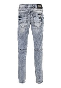 Hellblau gewaschene Jeans mit einer verblassten Textur, genähten Details und fünf Taschen. Verfügt über einen geraden Schnitt und ein dunkles Etikett am Bund.