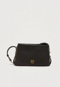 Μαύρο δερμάτινο τσαντάκι χιαστί με ορθογώνιο σχήμα, διακοσμητικά στοιχεία σε χρυσό και λογότυπο στο κέντρο. Διαθέτει ρυθμιζόμενο ιμάντα.