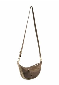 Borsa a tracolla in pelle marrone con forma curva, due tasche con zip, dettagli in metallo dorato e un pannello in suede strutturato.