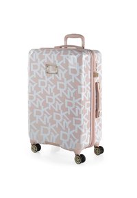 Maleta rígida en rosa claro con patrón de logotipo en blanco de DKNY. Cuenta con un asa retráctil y cuatro ruedas con acentos dorados para mayor movilidad.