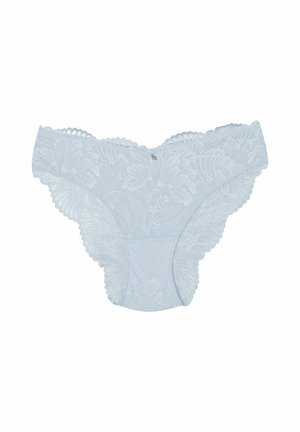 Jasnoniebieskie koronkowe figi z kwiatowymi wzorami, falbaniastymi krawędziami i przejrzystą teksturą, z małym ozdobnym akcentem na środku przodu.