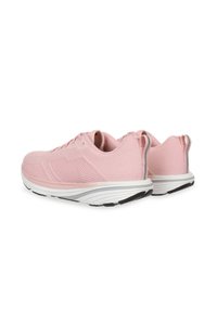 Scarpe da ginnastica rosa chiaro con una tomaia in rete traspirante, suola intermedia bianca piatta e suola esterna in gomma nera con trazione texture.