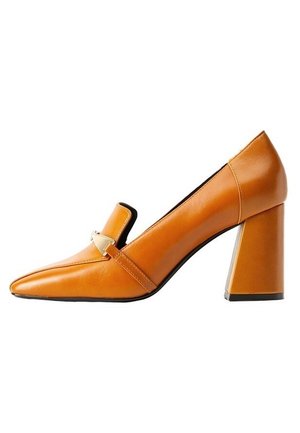 Pomarańczowy skórzany but na wysokim obcasie z ostrym noskiem, wyposażony w szeroki blokowy obcas oraz dekoracyjny pasek z złotymi dodatkami.