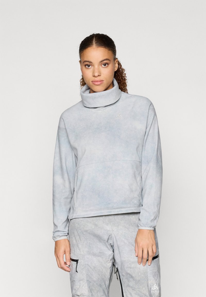 Svetlo modri pulover z visokim ovratnikom, izdelan iz mehkega materiala. Ima subtilen vzorec in majhen logo na prsih.